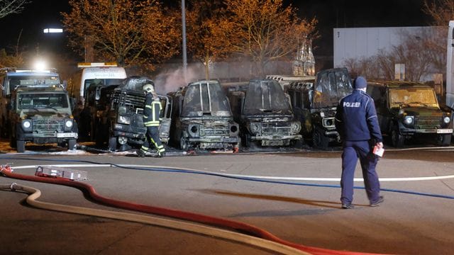 Ausgebrannte Geländewagen der Bundeswehr stehen auf dem Gelände eines Autohandels in Leipzig: Bei dem Vorfall handelte es sich wohl um einen Brandanschlag.