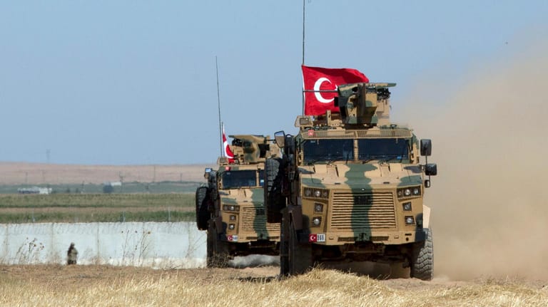 Konfliktzone Syrien: Gepanzerte Militärfahrzeuge der türkischen Streitkräfte fahren auf der syrischen Seite der Grenze zur Türkei entlang.