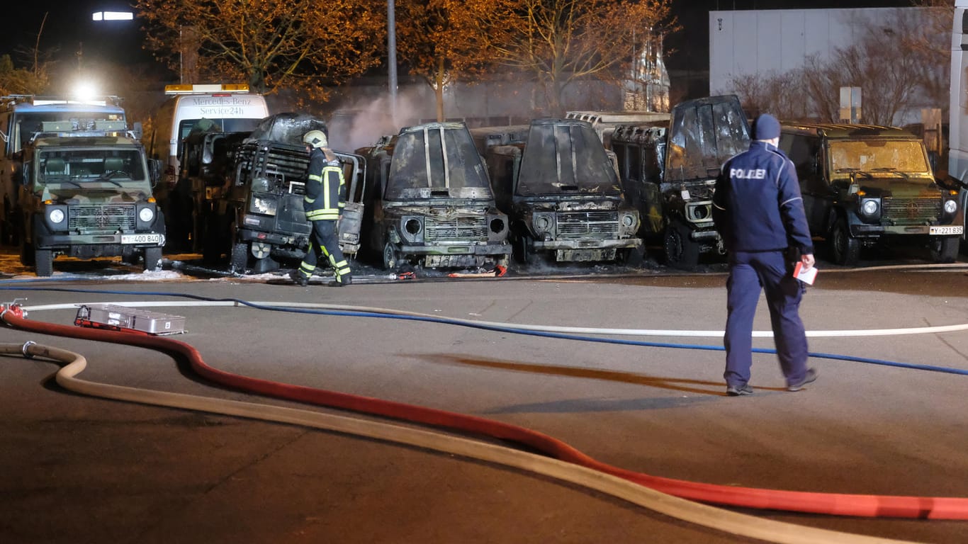 Leipzig: Ausgebrannte Geländewagen der Bundeswehr stehen auf dem Gelände eines Autohandels.