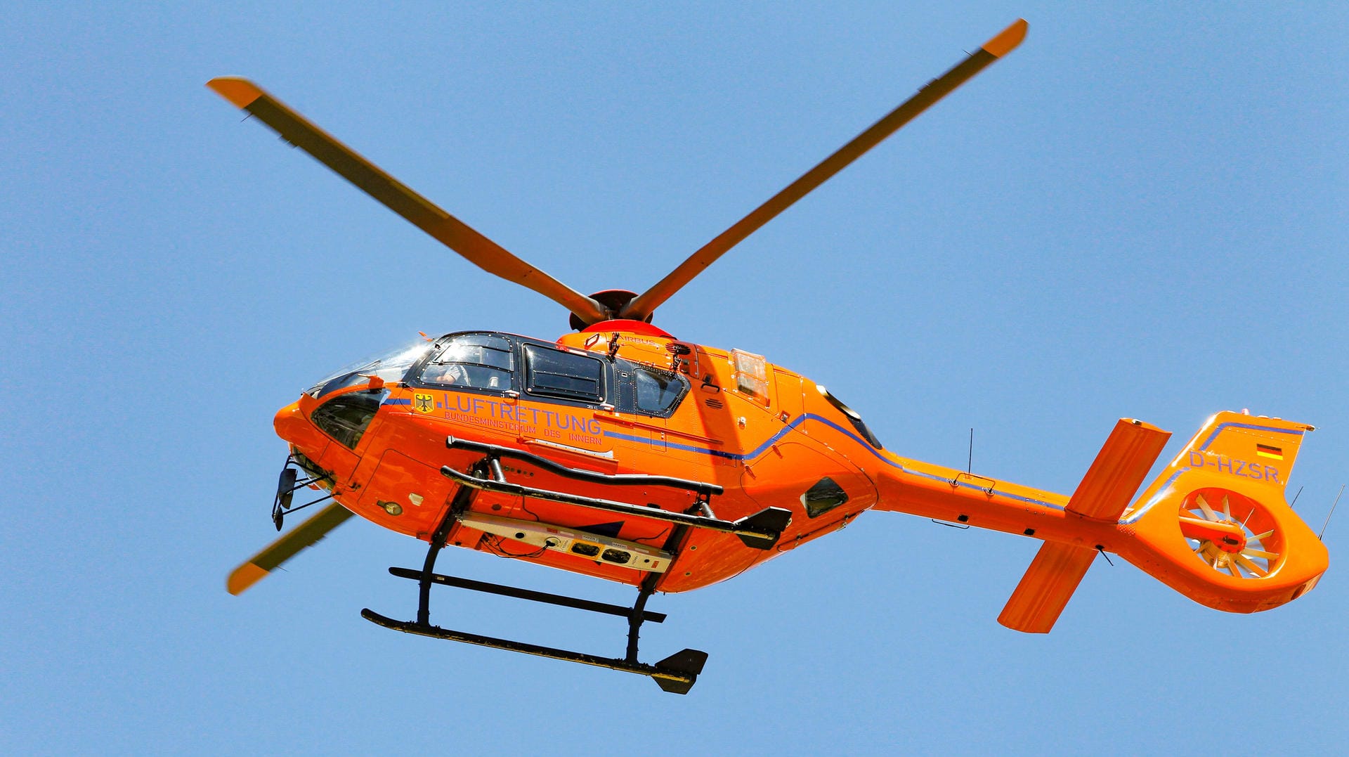 Ein deutscher Rettungshubschrauber: Auf einer Rodelstrecke im bayerischen Pfronten ist eine Frau schwer verletzt worden und musste ins Krankenhaus transportiert werden (Symbolbild). Ein deutscher Rettungshubschrauber: Auf einer Rodelstrecke im bayerischen Pfronten ist eine Frau schwer verletzt worden und musste ins Krankenhaus transportiert werden (Symbolbild).