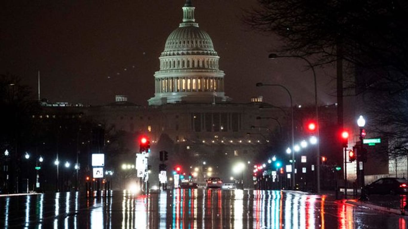 Vor dem Kapitol, dem Sitz des US-Kongresses, leuchten rote Ampeln.