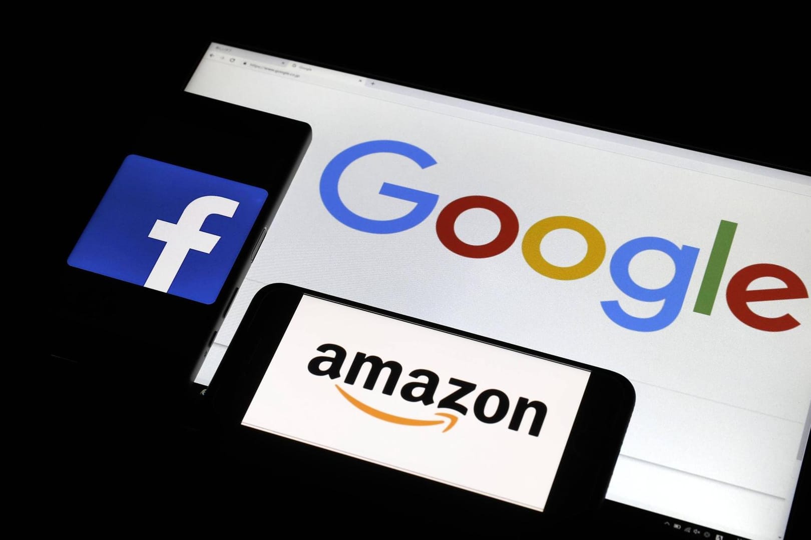 Internet-Riesen wie Facebook Amazon und Google sollen in Zukunft zum Zahlen von Steuern gezwungen werden – fordert die CSU.