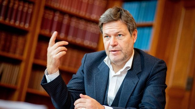 Robert Habeck (Bündnis 90/Die Grünen) spricht während eines Interviews. Robert Habeck (Bündnis 90/Die Grünen) spricht während eines Interviews.