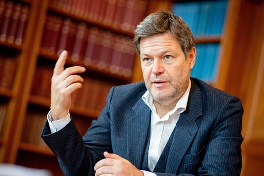 Robert Habeck (Bündnis 90/Die Grünen) spricht während eines Interviews.