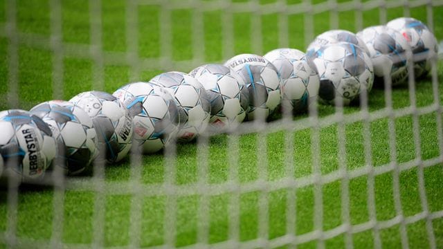 Wegen der Pandemie wird eine Spielerlaubnis erst dann erteilt, wenn die vorgegebenen Corona-Tests negativ sind. Wegen der Pandemie wird eine Spielerlaubnis erst dann erteilt, wenn die vorgegebenen Corona-Tests negativ sind.