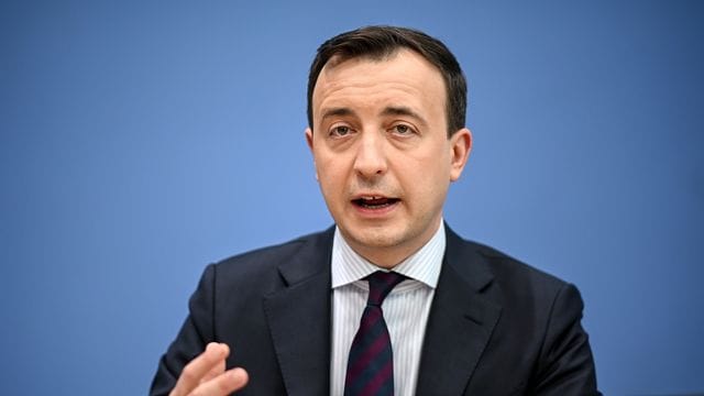 Paul Ziemiak (CDU) spricht bei einer Pressekonferenz. Paul Ziemiak (CDU) spricht bei einer Pressekonferenz.