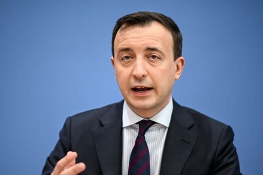 Paul Ziemiak (CDU) spricht bei einer Pressekonferenz.