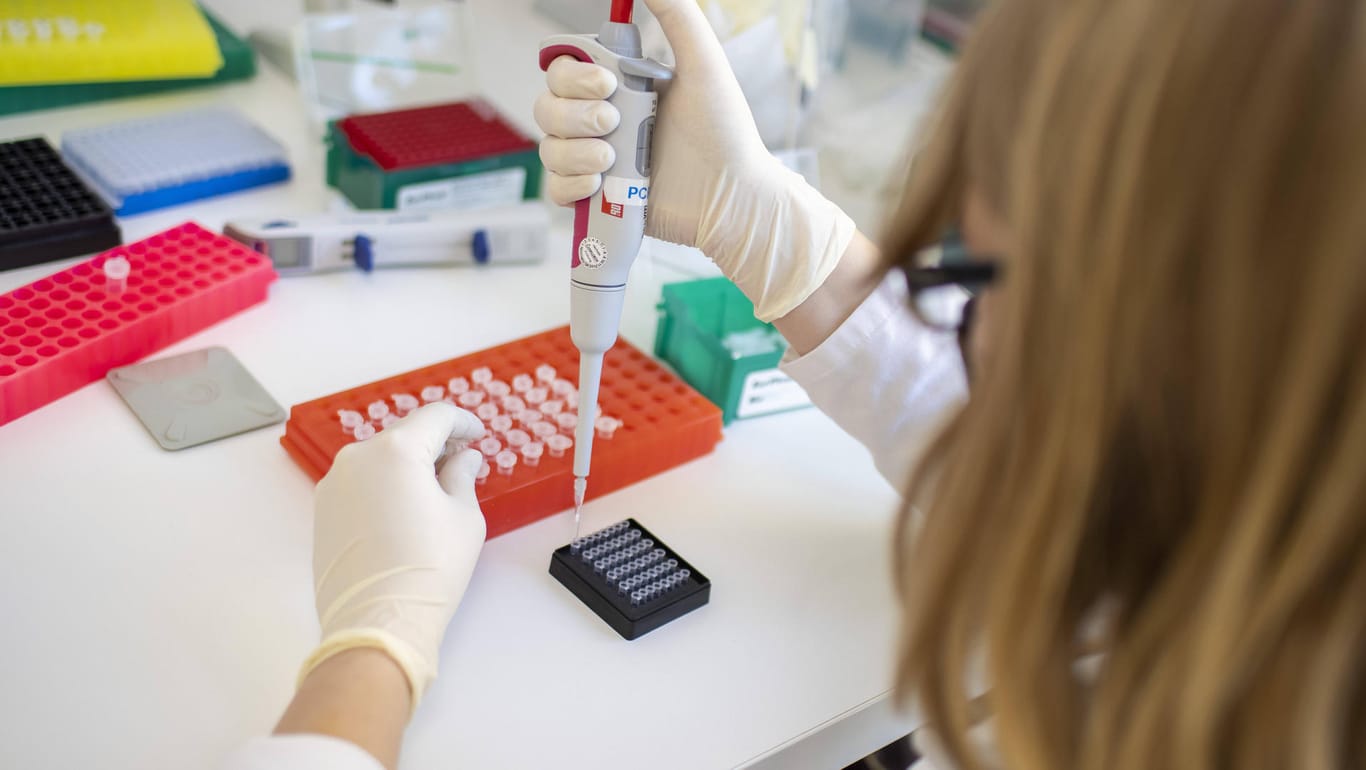 Laborantin führt einen PCR-Test durch: Das RKI meldete am Samstagmorgen mehr als 12.000 neue Fälle.