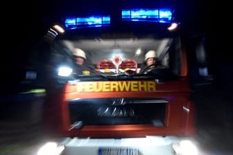 Einsatzwagen der Feuerwehr: Bei einem Wohnungsbrand ist eine Leiche entdeckt worden.