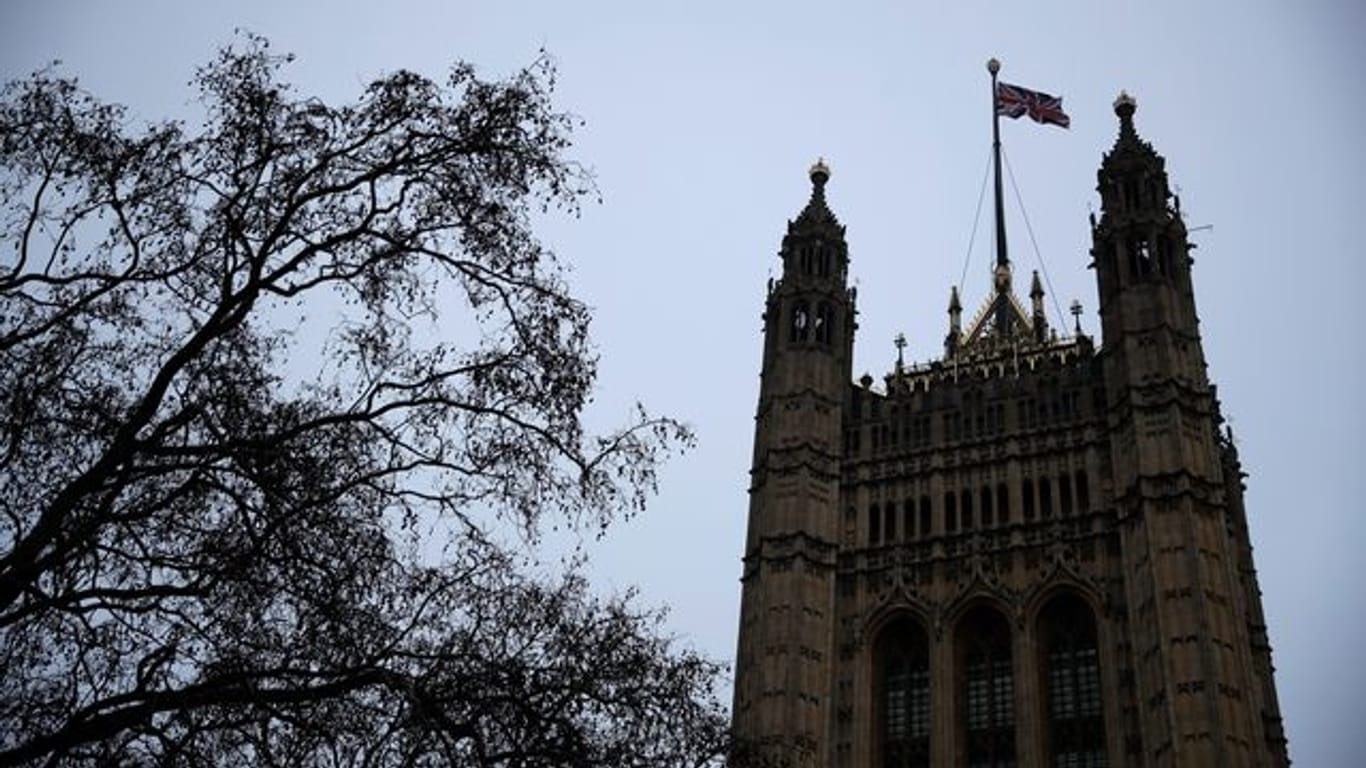 Eine britische Nationalflagge weht auf den Houses of Parliament am Morgen nach dem vollständigen Austritt Großbritanniens aus der Europäischen Union.