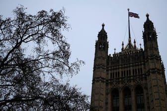 Eine britische Nationalflagge weht auf den Houses of Parliament am Morgen nach dem vollständigen Austritt Großbritanniens aus der Europäischen Union.