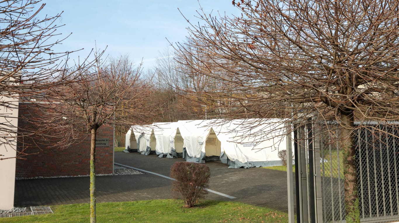 Auf dem Gelände eines Krematoriums in Wuppertal hat das Technische Hilfswerk vier Zelte zur Lagerung der Leichname aufgebaut: Wegen der Corona-Pandemie ist der Krematorium derzeit überlastet.