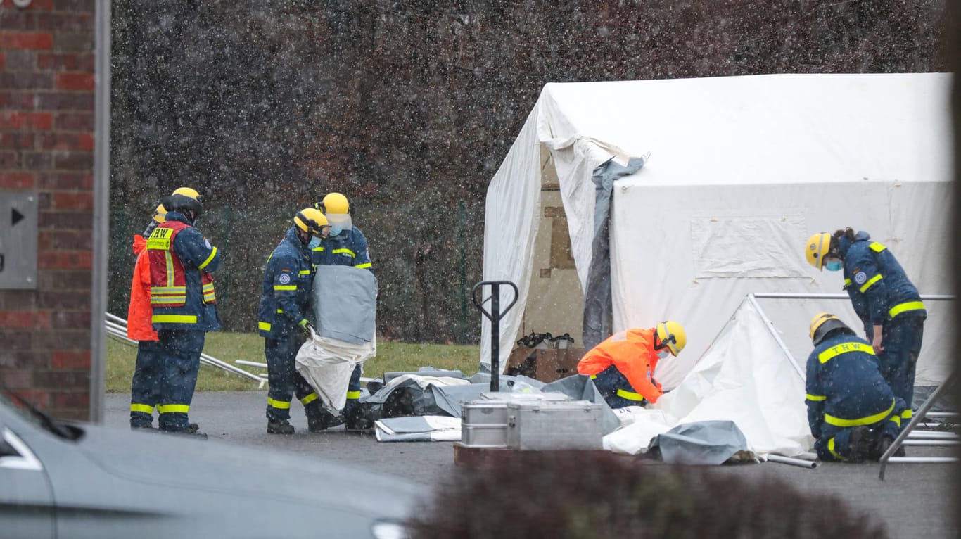 Mitarbeiter des THWs im Einsatz: Sie haben am Silvestertag die Zelte vor dem Krematorium aufgebaut.