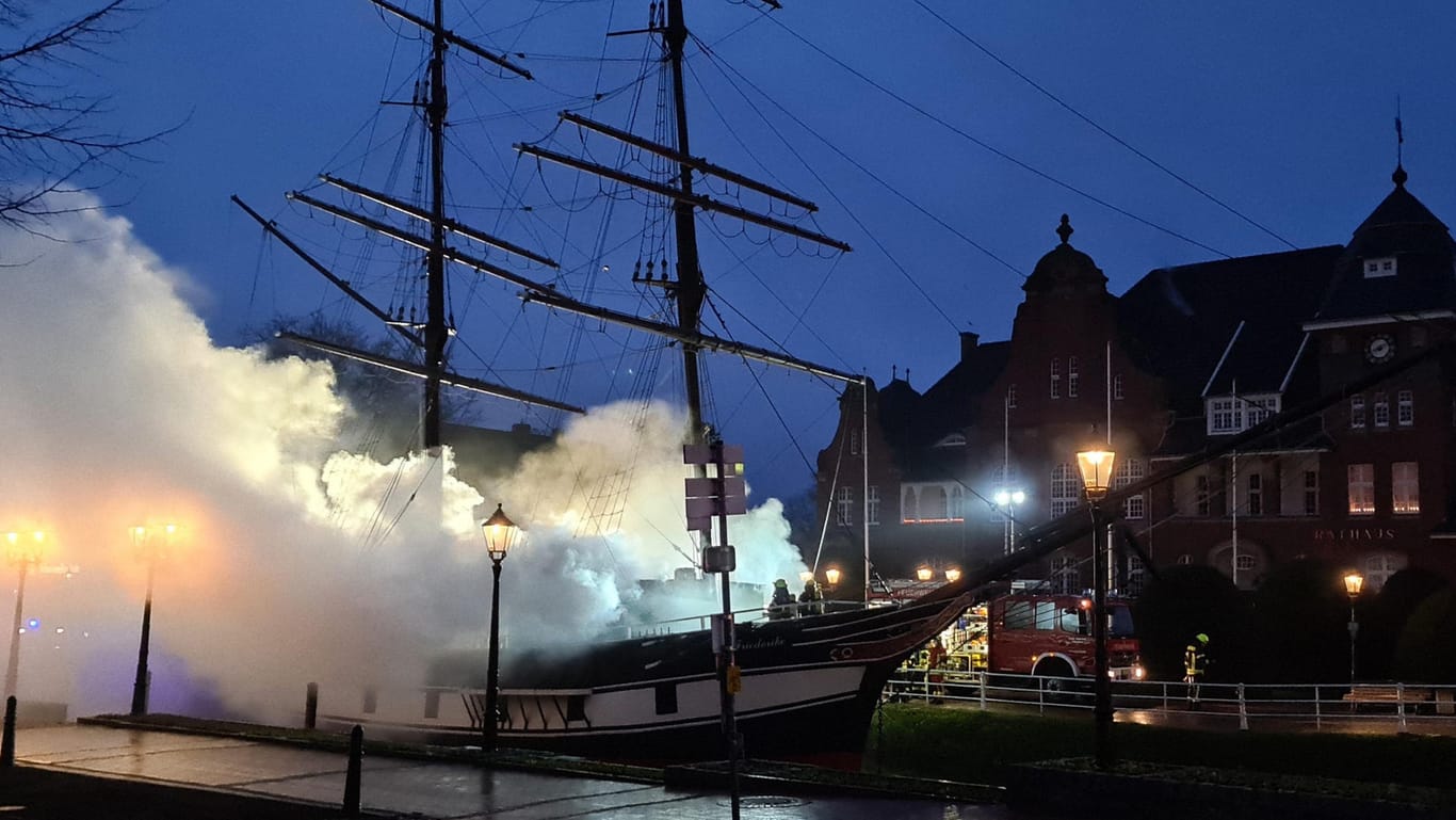 Brand auf Museumsschiff
