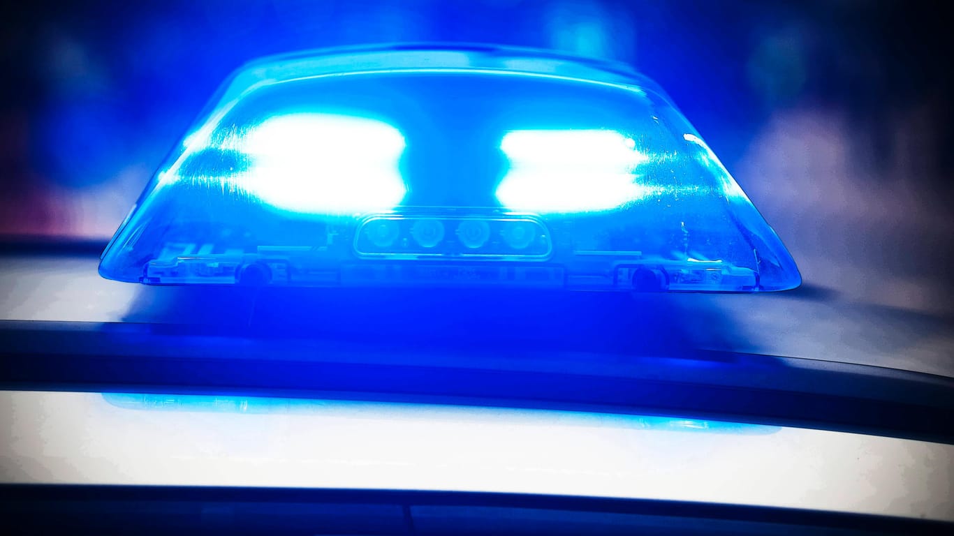 Ein Blaulicht auf einem Streifenwagen (Symbolbild): In Hamburg ist ein Mann gestorben, nachdem sein Zelt Feuer gefangen hatte.