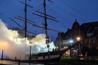Rauch und Dampf steigt aus dem Museumsschiff "Friederike von Papenburg".