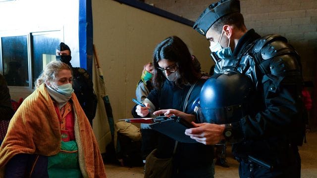 Polizisten notieren die Personalien von Jugendlichen nach dem Abbruch einer Party in einem in der Nähe gelegenen Hangar etwa 40 km südlich von Rennes.