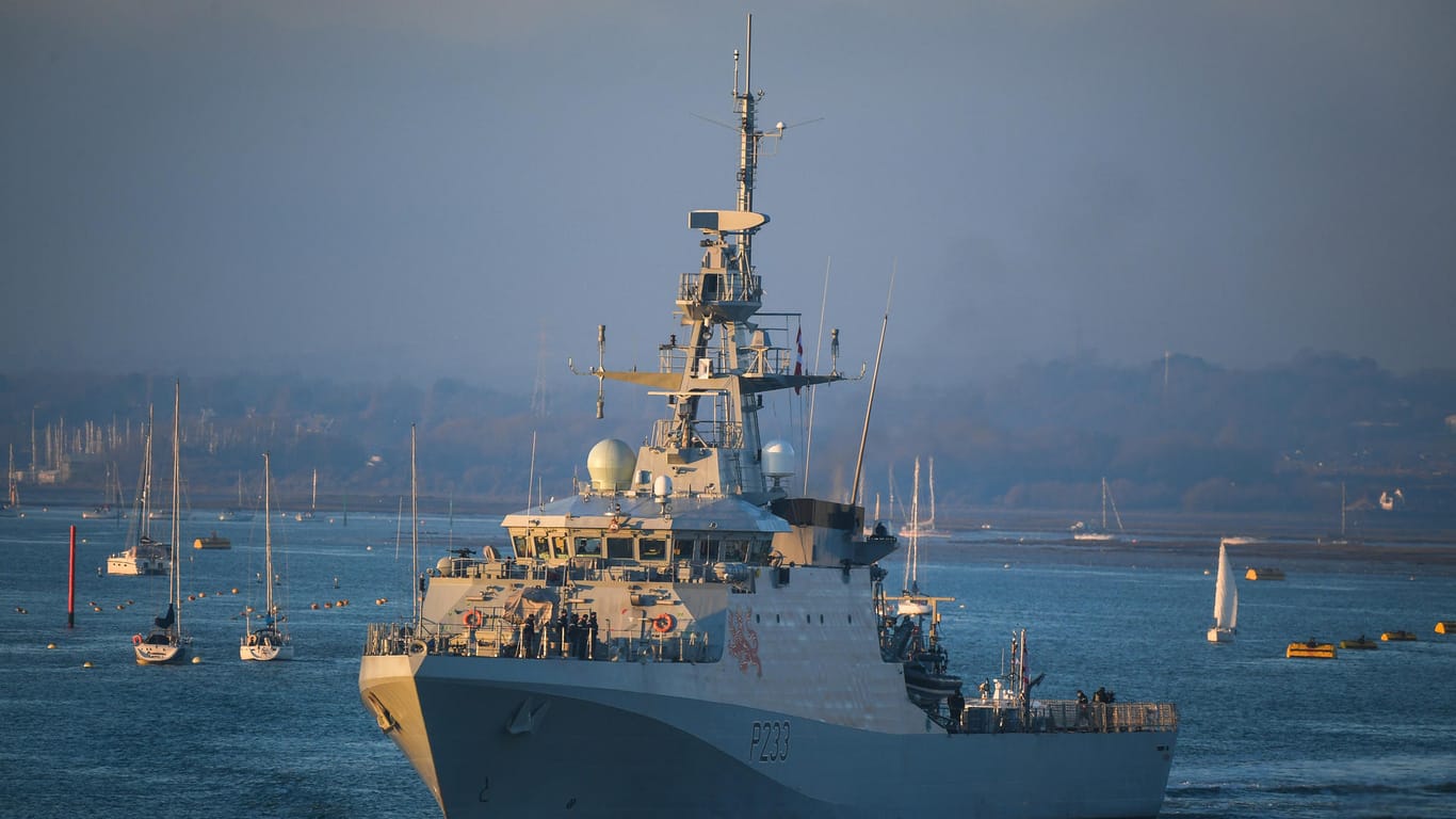 HMS Tamar verlässt Portsmouth am 31. Dezember 2020 in Portsmouth, England: Marineschiffe patrouillieren in den Gewässern vor der Südküste Großbritanniens.