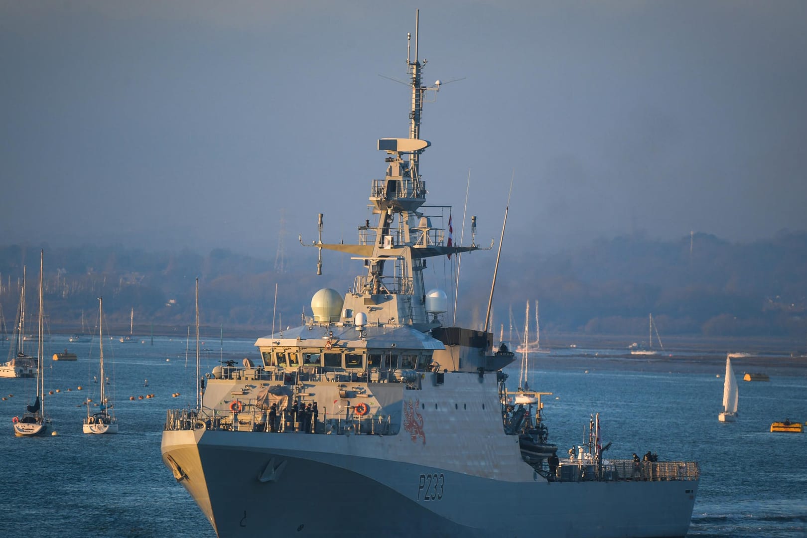 HMS Tamar verlässt Portsmouth am 31. Dezember 2020 in Portsmouth, England: Marineschiffe patrouillieren in den Gewässern vor der Südküste Großbritanniens.