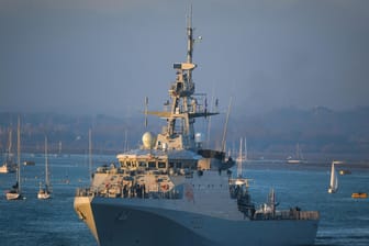 HMS Tamar verlässt Portsmouth am 31. Dezember 2020 in Portsmouth, England: Marineschiffe patrouillieren in den Gewässern vor der Südküste Großbritanniens.