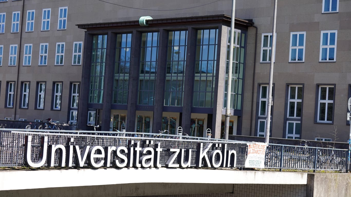 Der Schriftzug der Universität ist auf einer Brücke zu lesen (Archivbild): Die Beratungsstellen der Uni haben im Corona-Jahr vermehrt Anfragen erhalten.