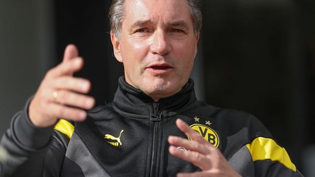 Der Dortmunder Sportdirektor Michael Zorc hofft auf einen Sieg gegen den VfL Wolfsburg. Der Dortmunder Sportdirektor Michael Zorc hofft auf einen Sieg gegen den VfL Wolfsburg.