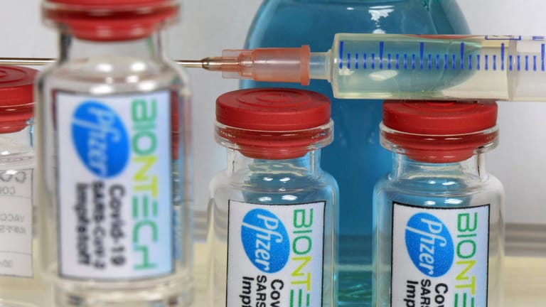 Corona-Impfstoffdose Pfizer-Biontech (Symbolbild): Die Leopoldina äußert an der Impfstoffbeschaffung in Deutschland deutliche Kritik.