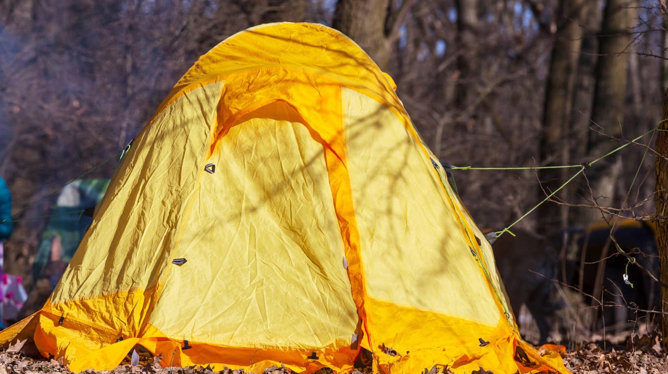 Ein Zelt steht im Wald (Symbolbild): In Hagen wollten mehrere Menschen im Wald Silvester feiern. Doch die Polizei verhinderte das.