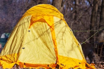 Ein Zelt steht im Wald (Symbolbild): In Hagen wollten mehrere Menschen im Wald Silvester feiern. Doch die Polizei verhinderte das.