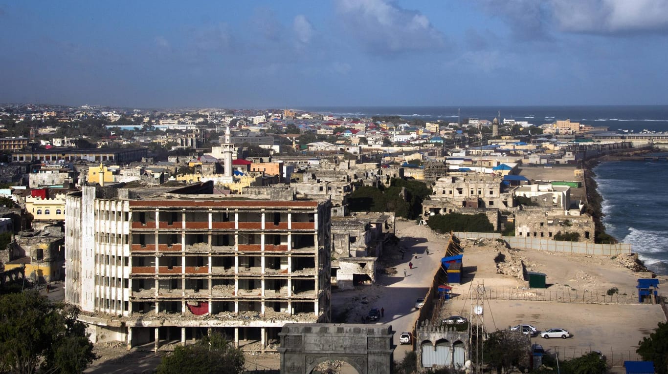 Die somalische Hauptstadt Mogadischu: An einer Baustelle auf einer Straße zwischen Mogadischu und dem Ort Afgoye sprengte sich ein Selbstmordattentäter in die Luft.