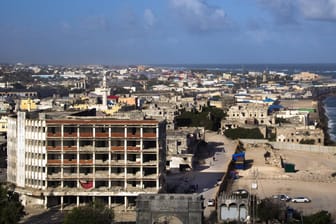 Die somalische Hauptstadt Mogadischu: An einer Baustelle auf einer Straße zwischen Mogadischu und dem Ort Afgoye sprengte sich ein Selbstmordattentäter in die Luft.