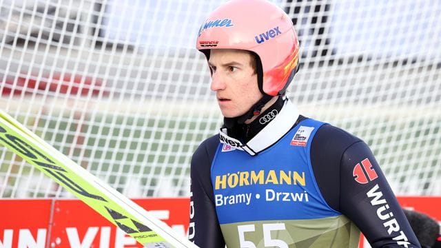 Karl Geiger wurde in der Qualifikation in Innsbruck Siebter.