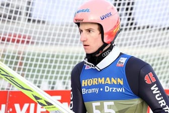 Karl Geiger wurde in der Qualifikation in Innsbruck Siebter.
