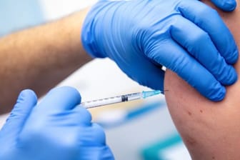 Ein Mitarbeiter der Asklepios Klinik wird von einem Kollegen mit dem Corona-Impfstoff von Biontech/Pfizer geimpft.