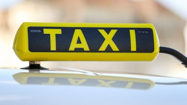 Ein Taxischild an einem Taxi (Symbolbild): Berliner über 90 können kostenlos mit dem Taxi zum Impfzentrum fahren. Ein Taxischild an einem Taxi (Symbolbild): Berliner über 90 können kostenlos mit dem Taxi zum Impfzentrum fahren.