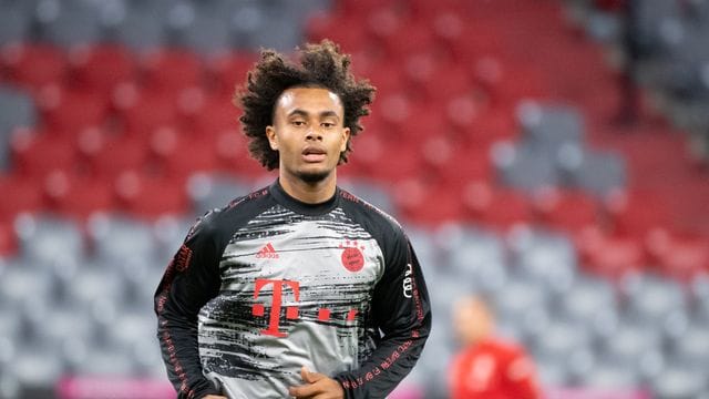 Joshua Zirkzee vom FC Bayern München wärmt sich auf