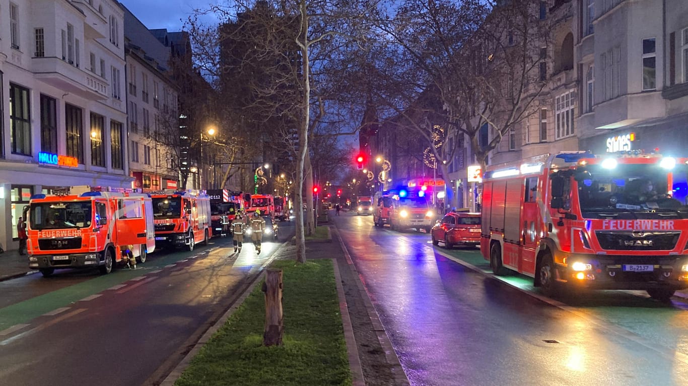 Die Feuerwehr steht mit vielen Fahrzeugen auf der Schloßstraße in Steglitz: 110 Einsatzkräfte waren vor Ort.