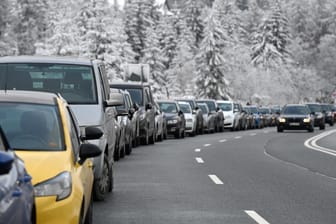 Die zugeparkte Bundesstraße 242 zwischen Braunlage und Torfhaus im Harz: Trotz Corona-Beschränkungen stürmen Massen in die verschneiten Bergebiete.