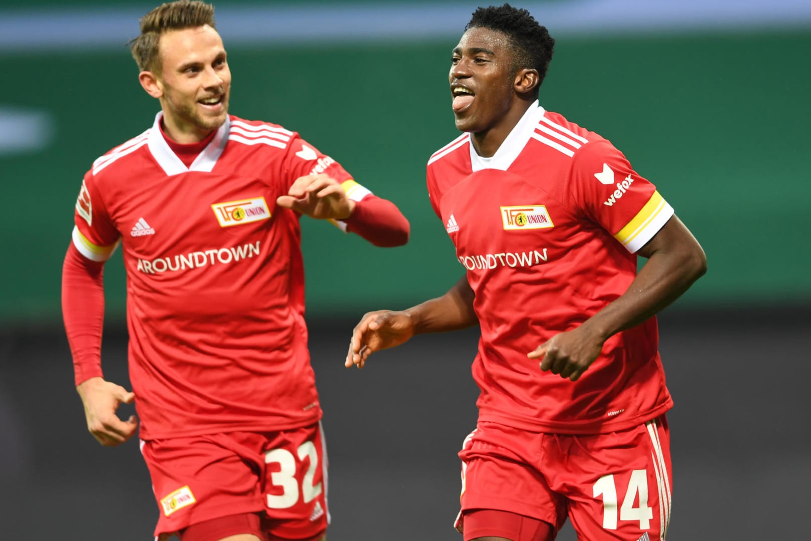 Unions Awoniyi (r.) jubelt mit Teamkollege Ingvartsen.