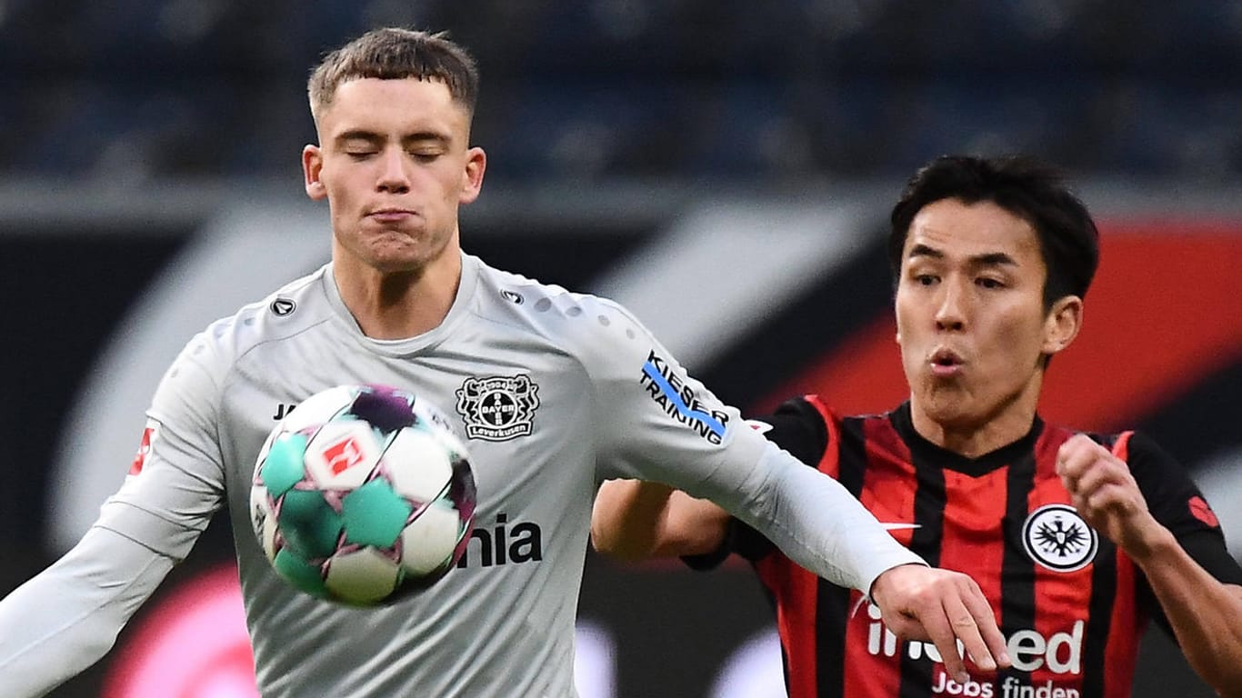 Florian Wirtz (li.): Das Bayer-Talent muss eine Pleite gegen Makoto Hasebes Eintracht Frankfurt hinnehmen.