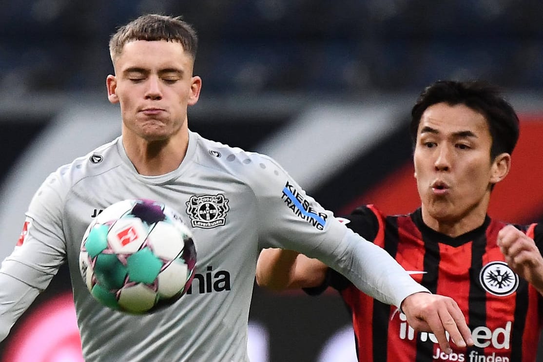 Florian Wirtz (li.): Das Bayer-Talent muss eine Pleite gegen Makoto Hasebes Eintracht Frankfurt hinnehmen.