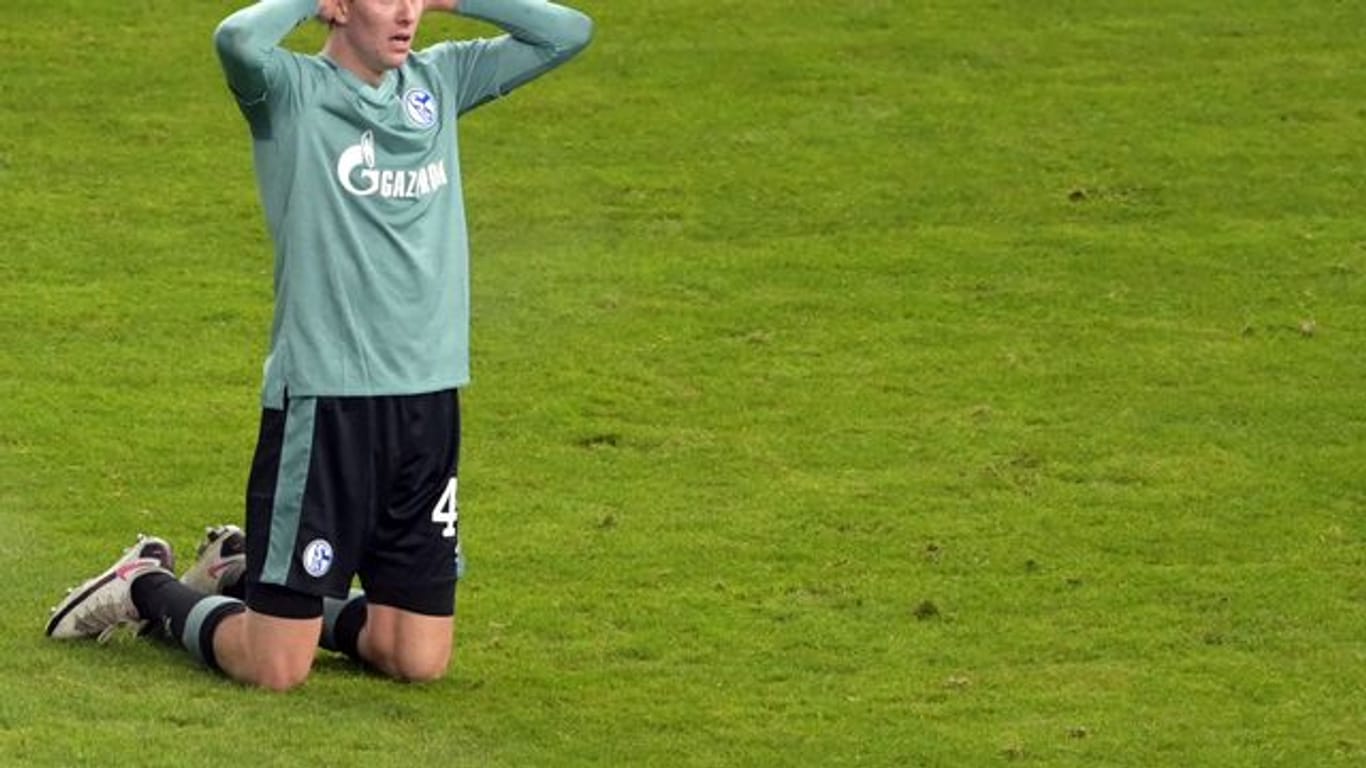 Schalkes Matthew Hoppe ärgert sich über eine vergebene Chance.
