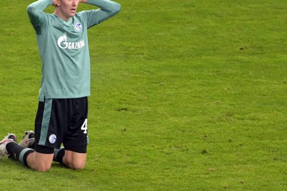 Schalkes Matthew Hoppe ärgert sich über eine vergebene Chance.