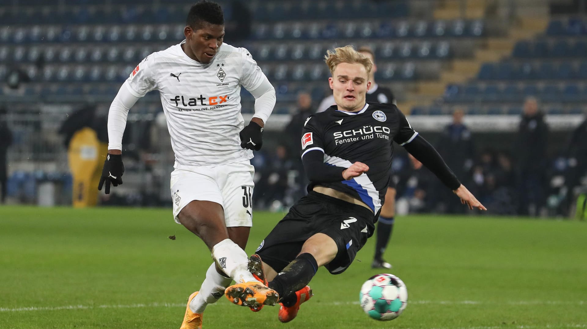 Matchwinner: Gladbachs Breel Embolo (l.) trifft, Bielefelds Amos Pieper kommt zu spät. Matchwinner: Gladbachs Breel Embolo (l.) trifft, Bielefelds Amos Pieper kommt zu spät.