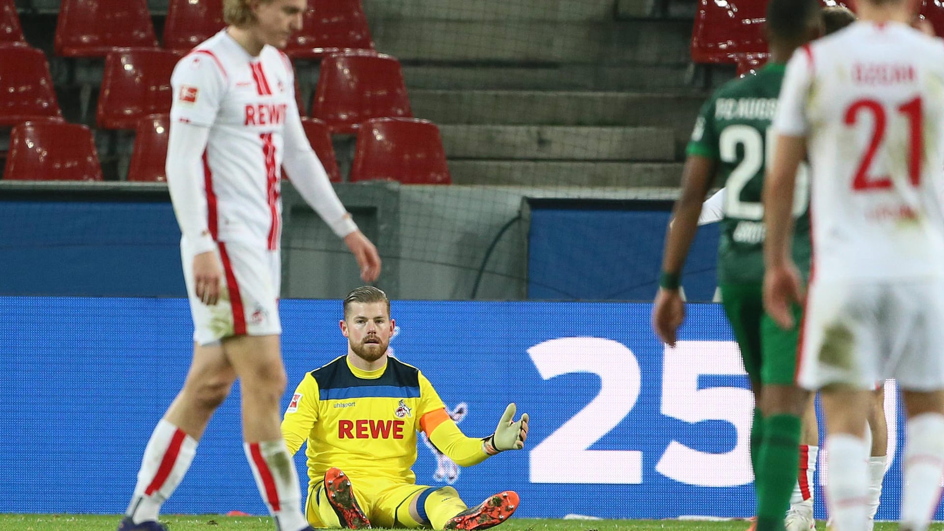 Ratlos: Die Kölner um Torwart Timo Horn (M.).