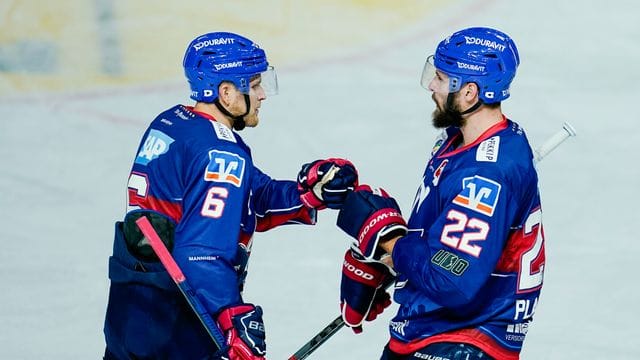 Mannheims Matthias Plachta (r) erzielte im Penaltyschießen das entscheidende Tor. Mannheims Matthias Plachta (r) erzielte im Penaltyschießen das entscheidende Tor.