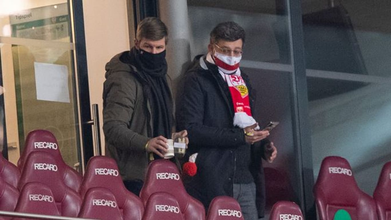 Thomas Hitzlsperger (l) und Claus Vogt schauten sich das Spiel des VfB Stuttgart gemeinsam an.