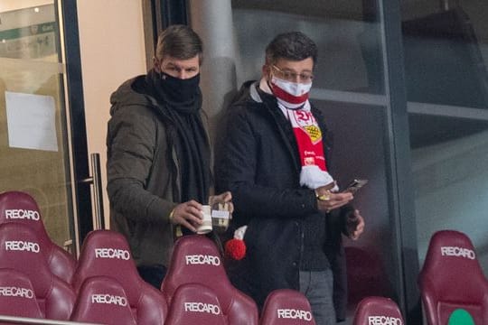 Thomas Hitzlsperger (l) und Claus Vogt schauten sich das Spiel des VfB Stuttgart gemeinsam an.