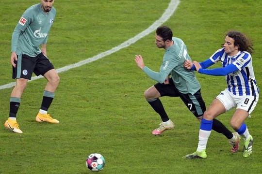 Schalkes Mark Uth (M) fordert nach der Niederlage in Berlin Verstärkungen.