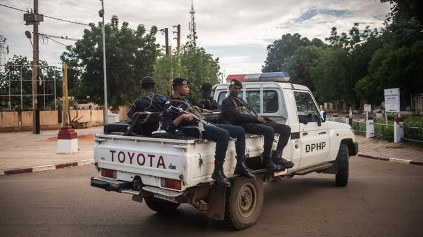 Bewaffnete Polizisten sitzen auf einem Toyota-Pickup in der Hauptstadt der Republik Niger.